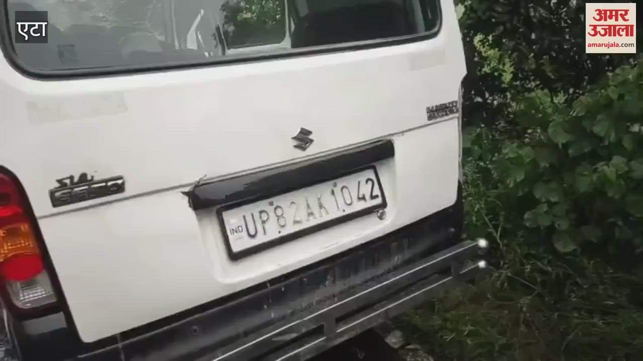 Canter collided with Eco car in etah one dead and five seriously injured