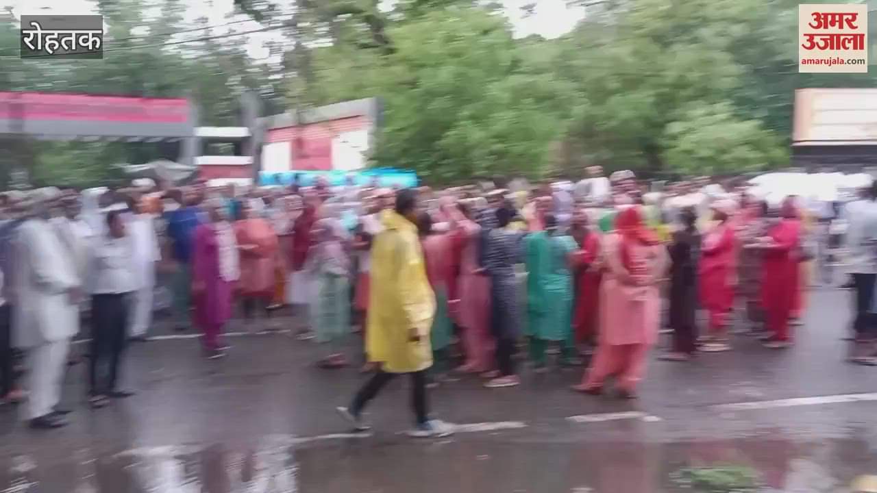 farmer leaders and contractual employees protested by blocking the road for three hours after the Maha Sammelan In Rohtak