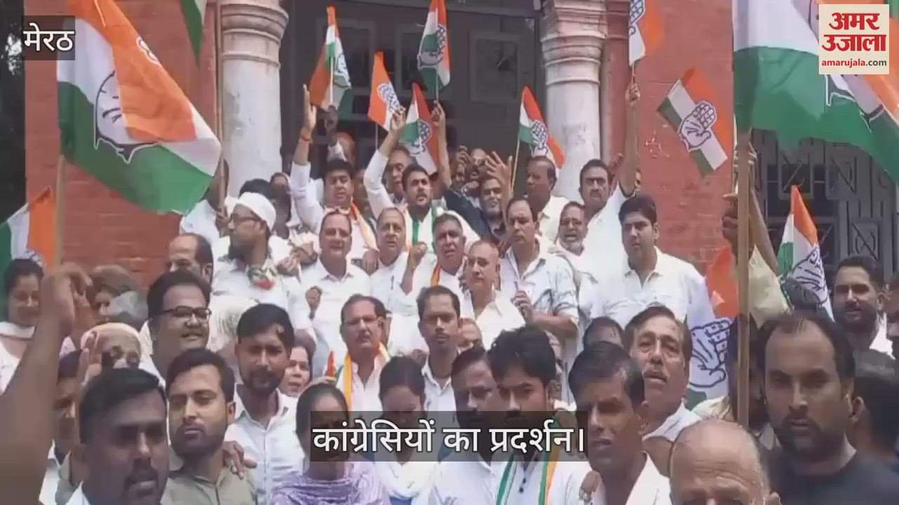 Congressmen demonstrated in the Municipal Corporation regarding house tax hike and cowshed