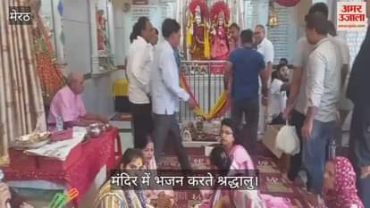 Bhandara was organized in Baba Vishwanath temple of Railway Road, devotees sang bhajans