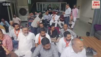 BJP councillors and leaders staged a sit-in protest against the mayor at the D Zone office in Ludhiana