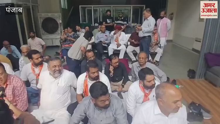 लुधियाना में डी जोन दफ्तर में मेयर के खिलाफ बीजेपी पार्षदों और नेताओं का धरना