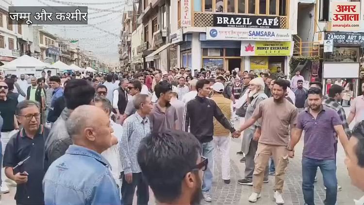 लेह में LAHDC चुनाव स्थगन की मांग को लेकर जामा मस्जिद के बाहर मानव श्रृंखला का प्रदर्शन