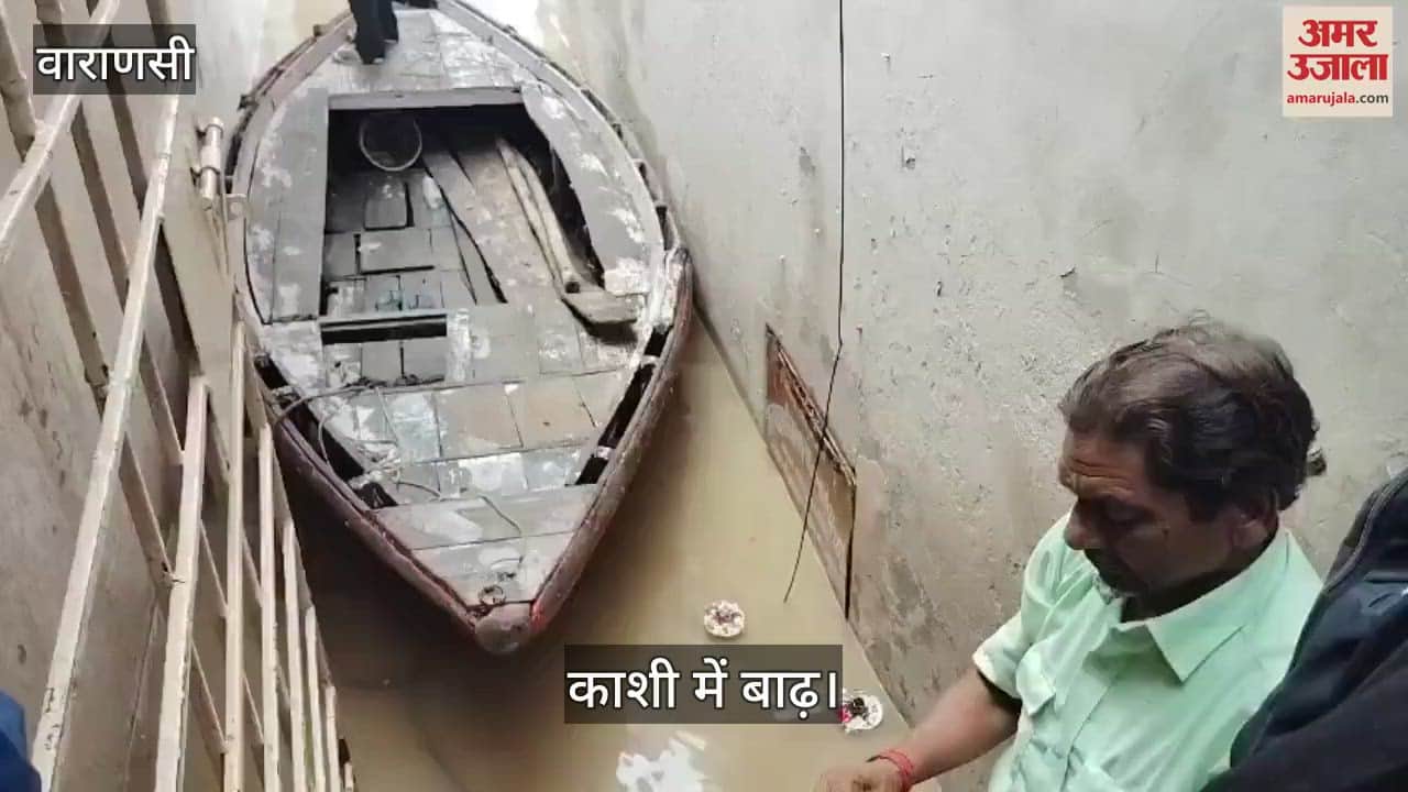 Flood In Varansi 2877 people from 605 families took shelter in 20 flood relief camps