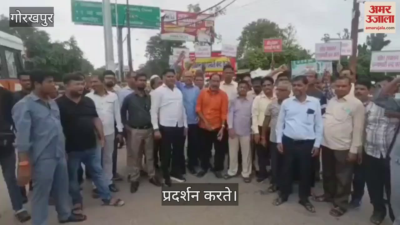 Roadways workers took to the streets against illegal buses and raised slogans