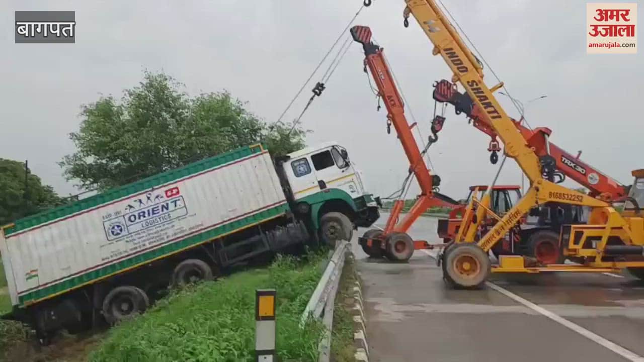 Baghpat: Container overturned on Eastern Peripheral Expressway