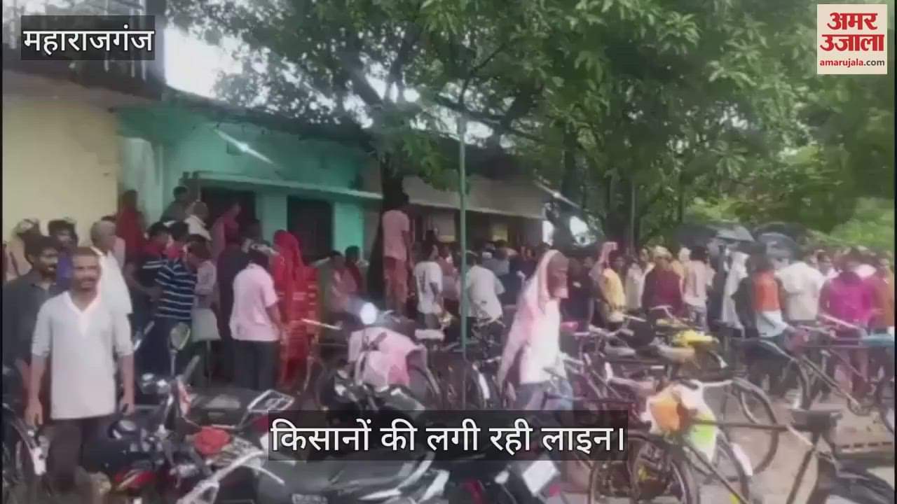 Crowd of farmers gathered in rain for fertilizer