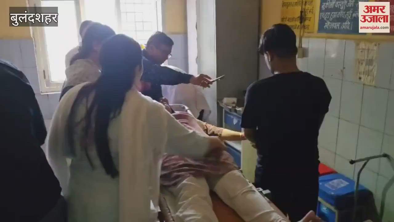 Treatment with mobile torch just before the visit of Deputy Chief Minister and Health Minister in Bulandshahr