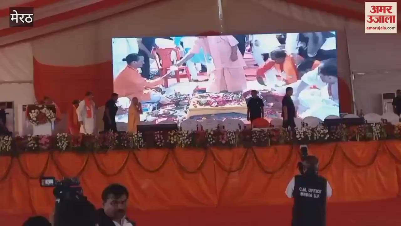 Meerut: Statue of Lord Bholenath presented to CM Yogi, CM greeted the public