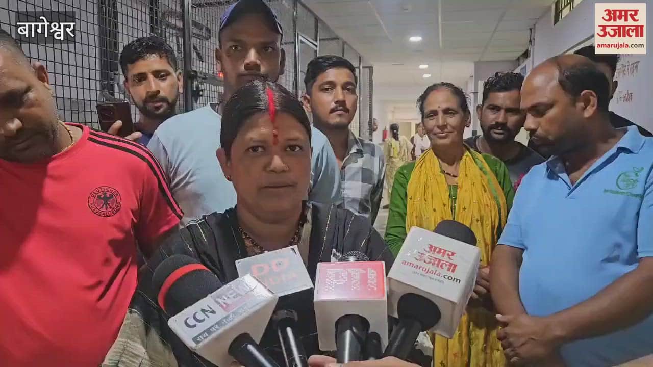 The newly elected Pradhan gave six thousand rupees to the mother of a girl child born in the village in bageshwar