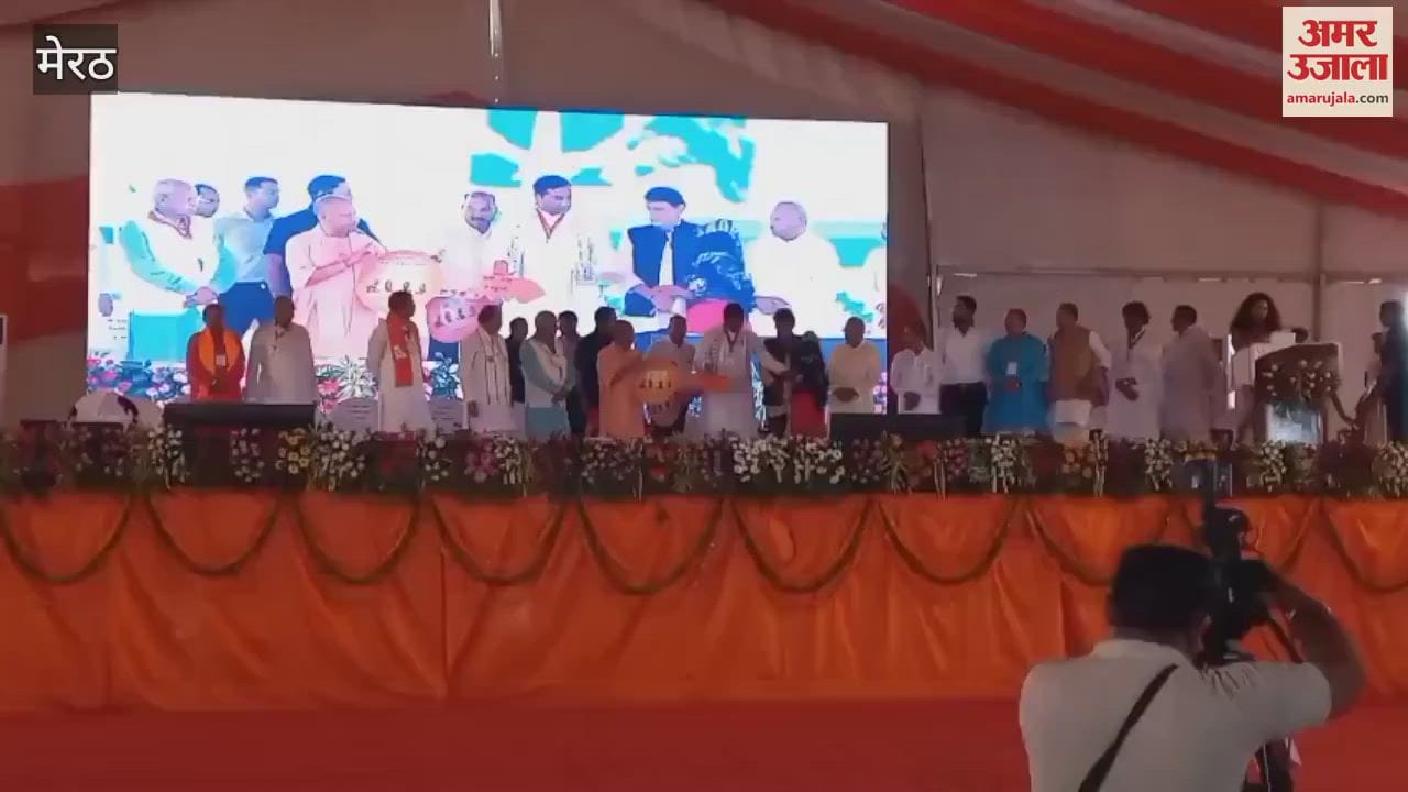Meerut: CM Yogi handed over the keys of the dream house to Soni and Payal