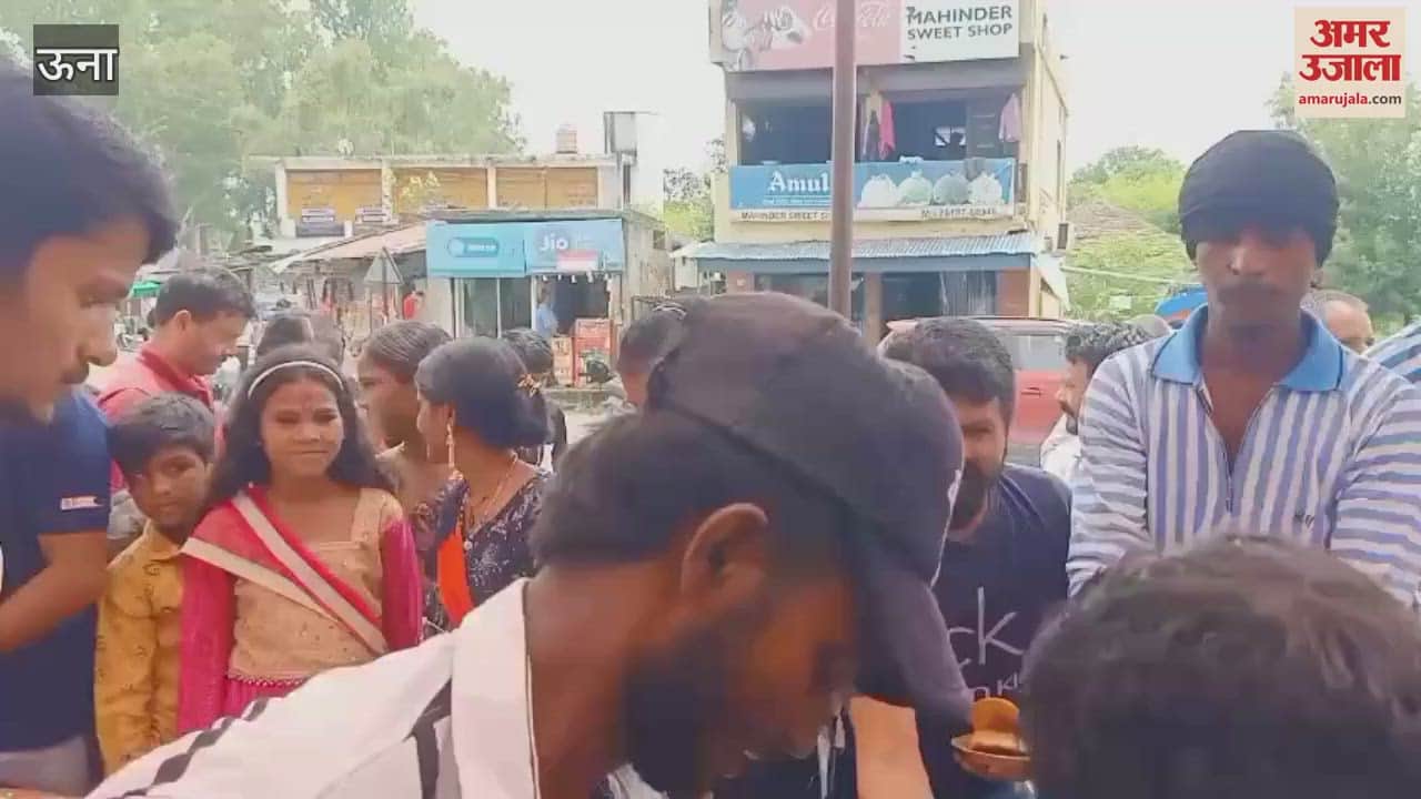 Una Contractor Bali Ram organized a Chana-Puri Bhandara for the devotees in Baduhi Bazaar