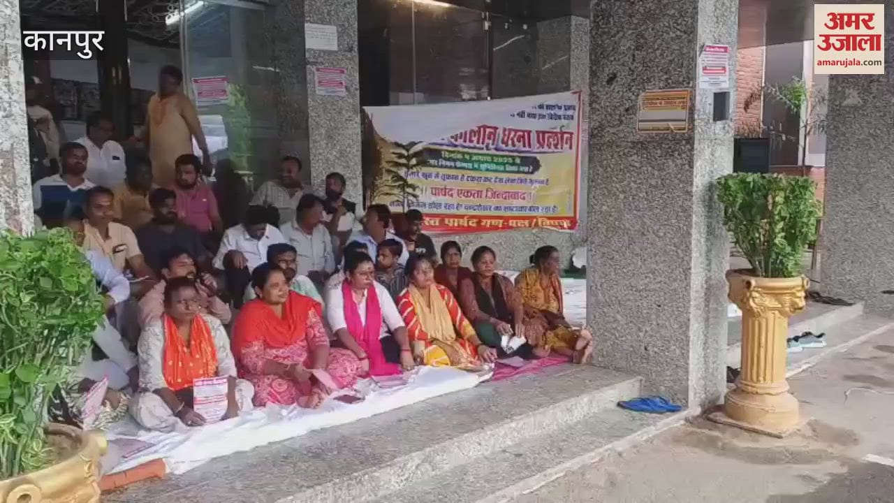 Dharna held at the Municipal Corporation headquarters demanding the removal of city health officer