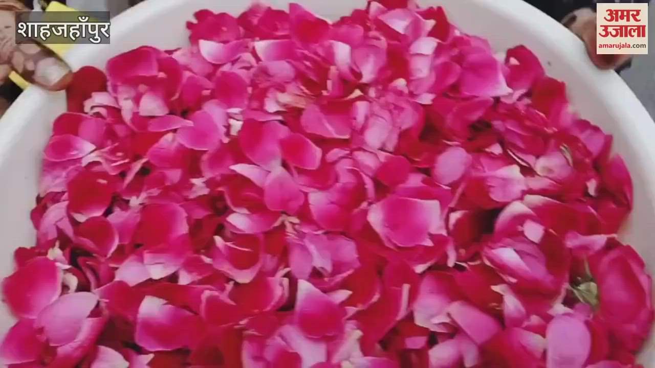 women showered flowers on Kanwariyas in Shahjahanpur