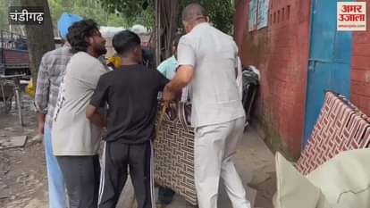 scuffle broke out with the team that went to remove encroachment in Chandigarh Sector-26 Sabzi Mandi