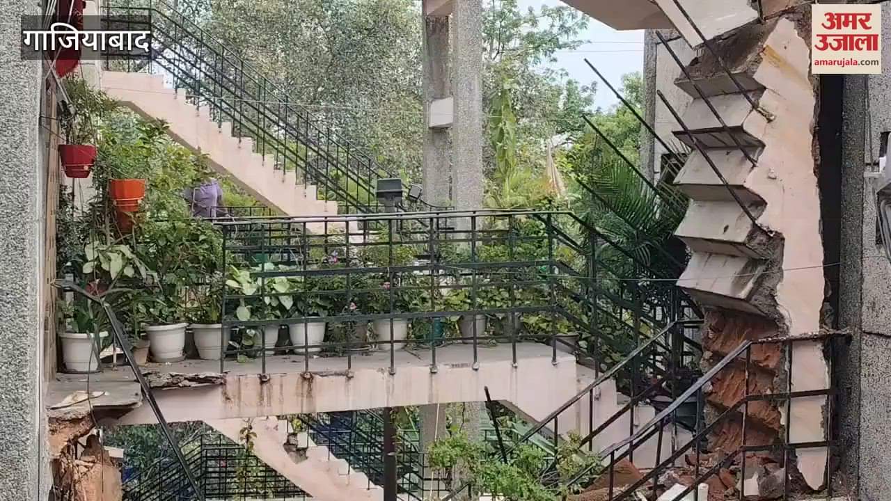 Stairs of Green View Society located in Vasundhara Sector 17, Ghaziabad collapsed