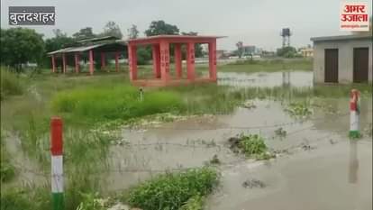 Thousands of acres of crops of many villages got submerged due to the breach of Gang Canal in Bulandshahr