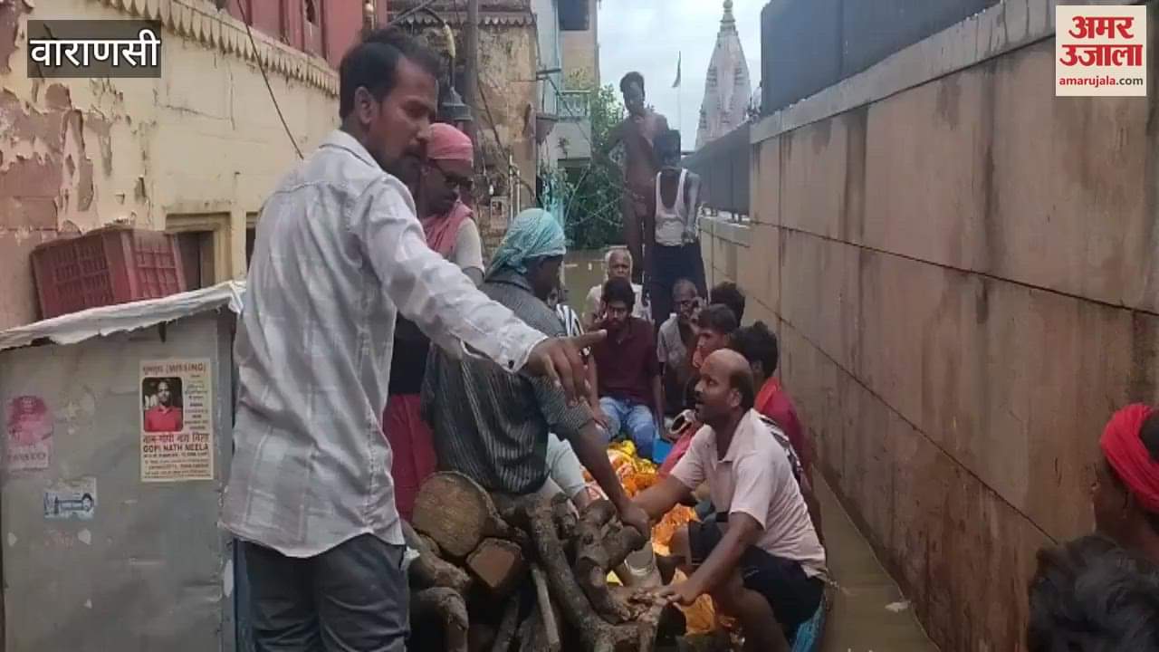 Due to floods there is difficulty in cremating dead bodies in Kashi