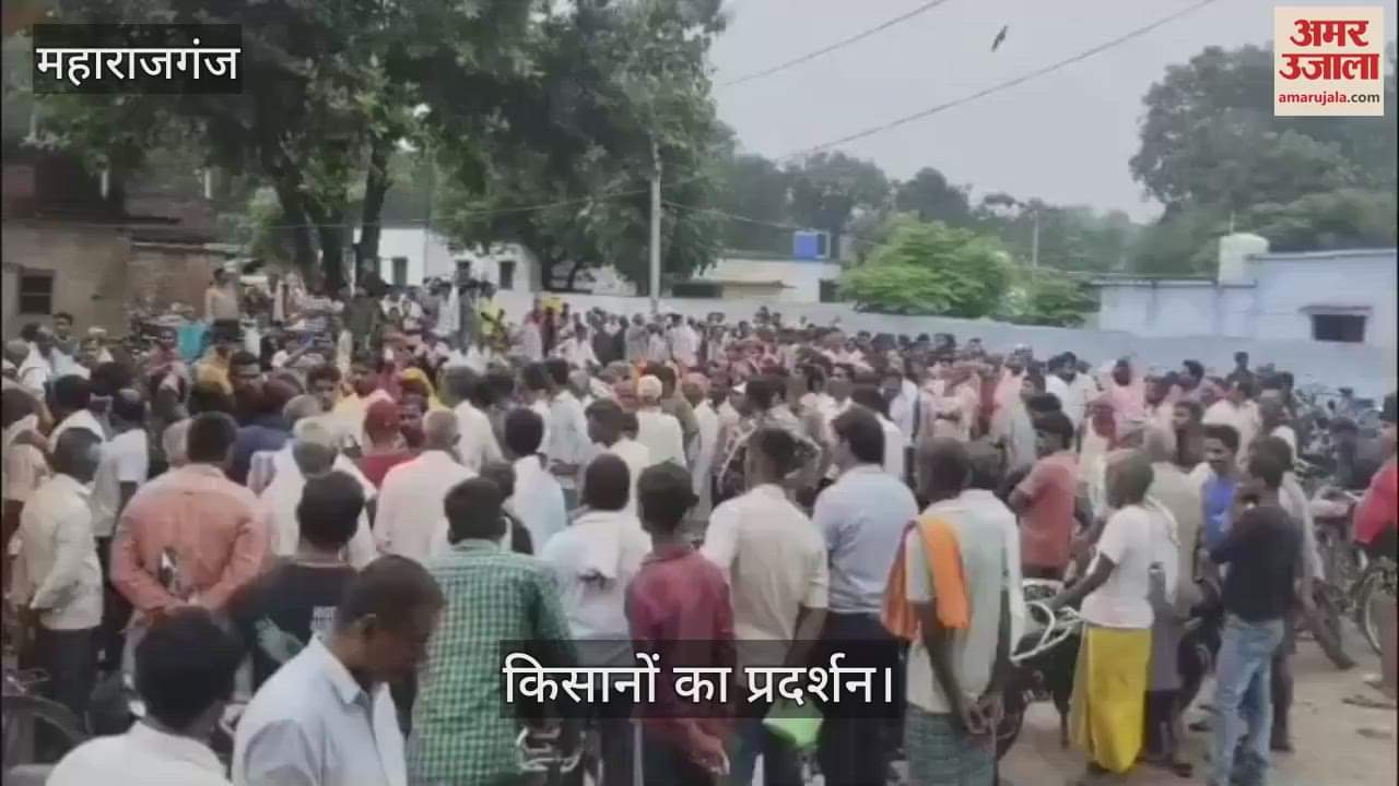 Crowd of farmers gathered for urea