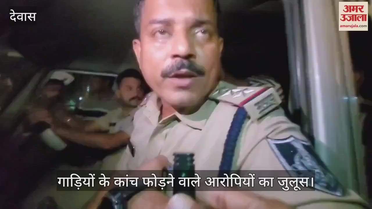 Police took out a procession of the accused who broke the glass of vehicles in Etawah and Nirman Nagar