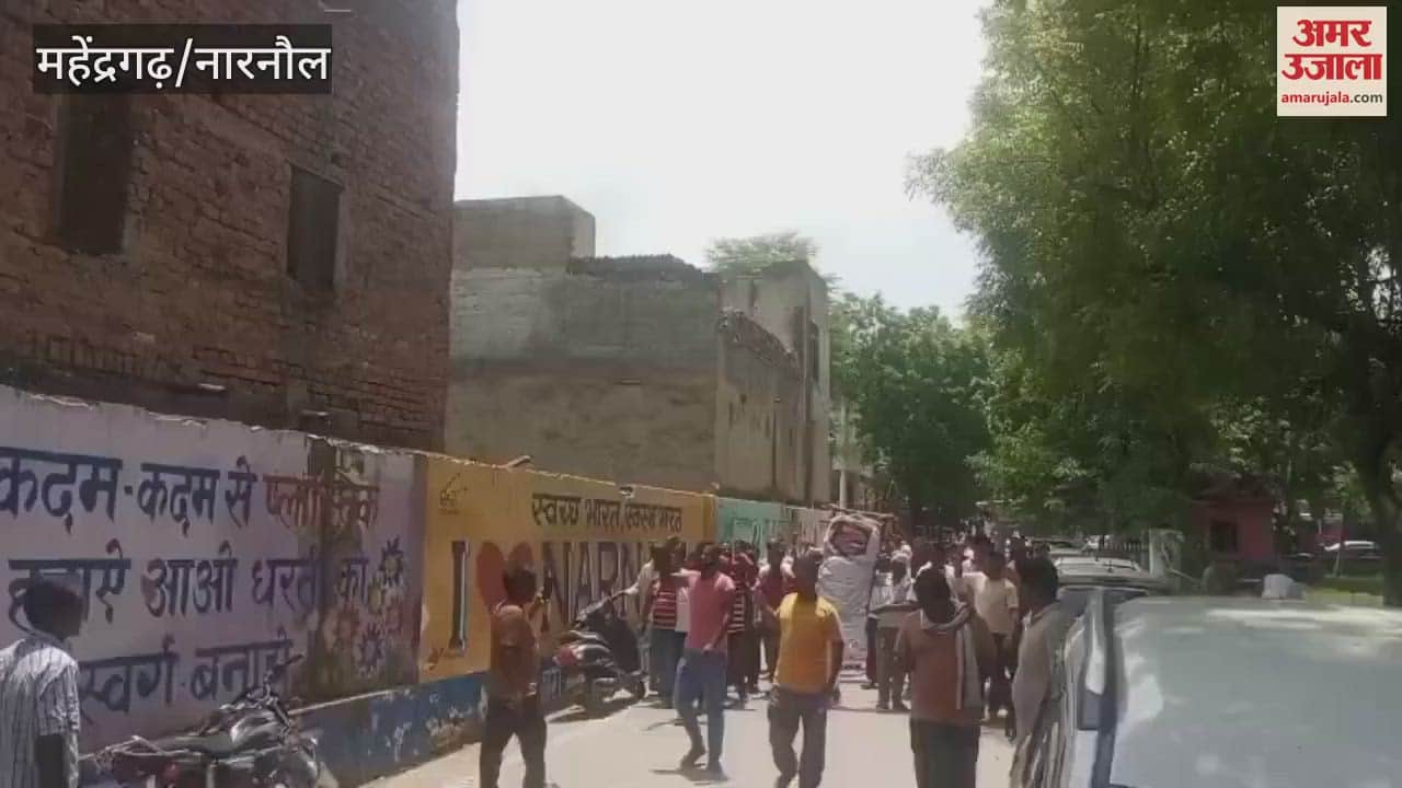 sanitation workers took out a protest march till Mahavir Chowk and also burnt an effigy In Narnaul