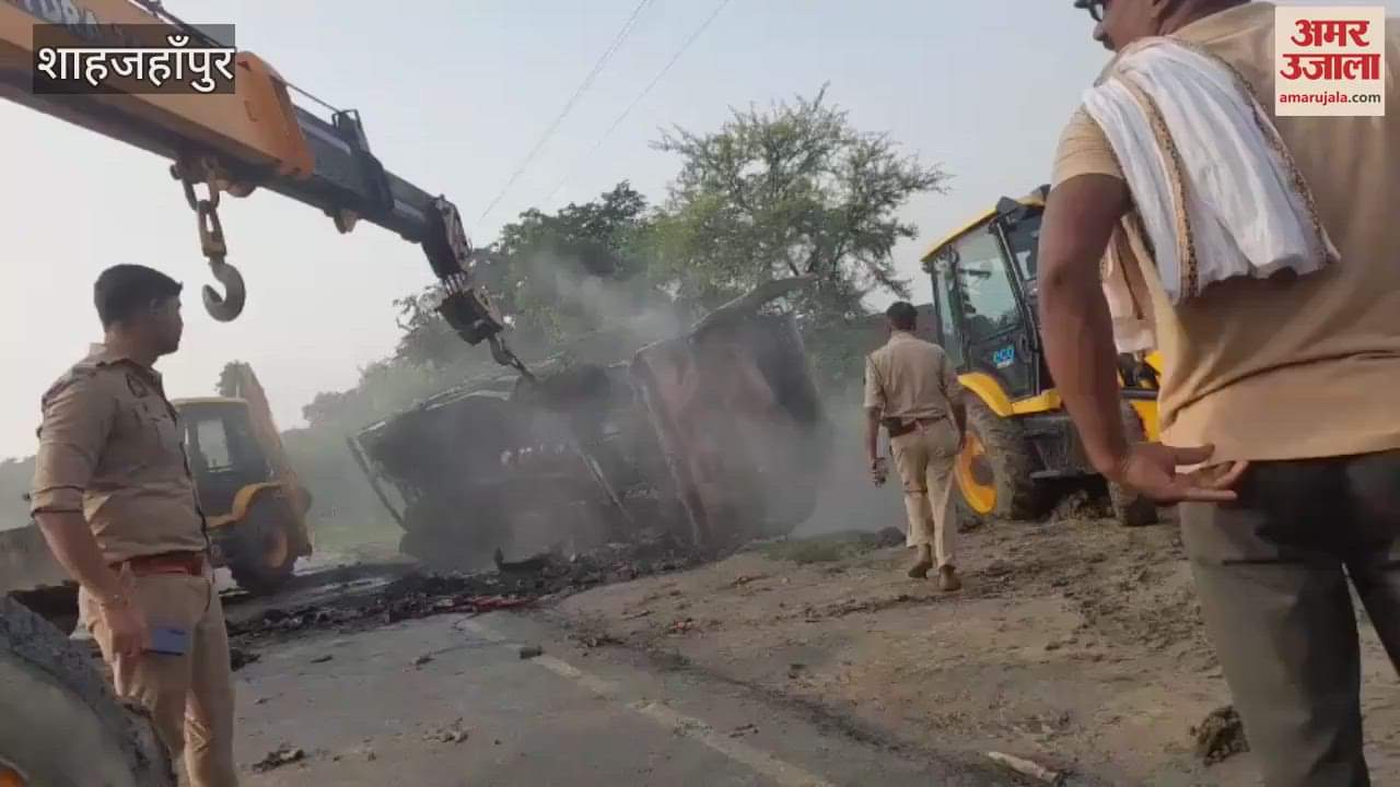 Kanwariyas got angry on smelling meat in Shahjahanpur, set DCM on fire