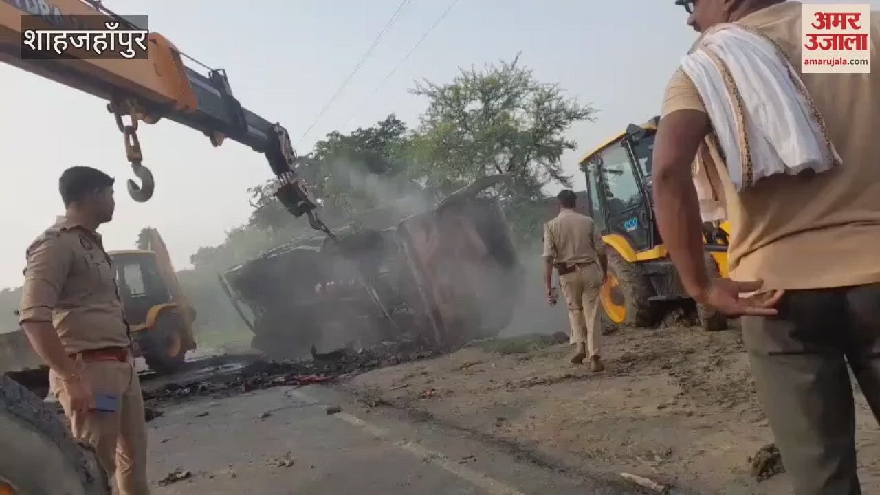 Kanwariyas got angry on smelling meat in Shahjahanpur, set DCM on fire