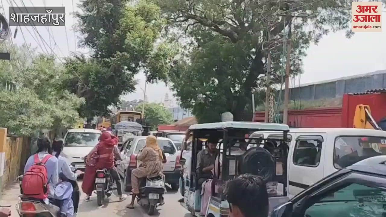 one kilometer long traffic jam occurred vehicles were stuck for an hour in Shahjahanpur