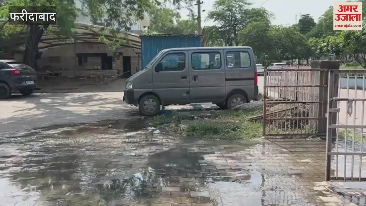 Sewer water flowing in BK Hospital premises of Faridabad