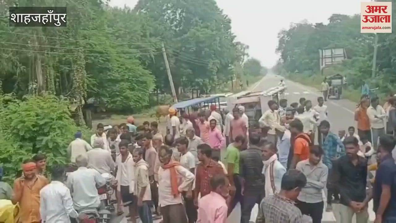 angry farmers blocked the highway for fertilizer in Powayan Shahjahanpur