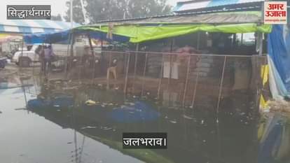 Waterlogging after rain made it difficult to walk on the roads