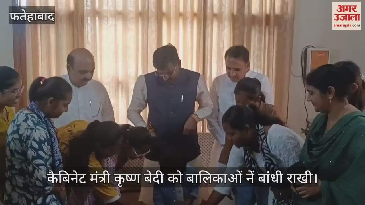 Girls tied Rakhi to Cabinet Minister Krishna Bedi