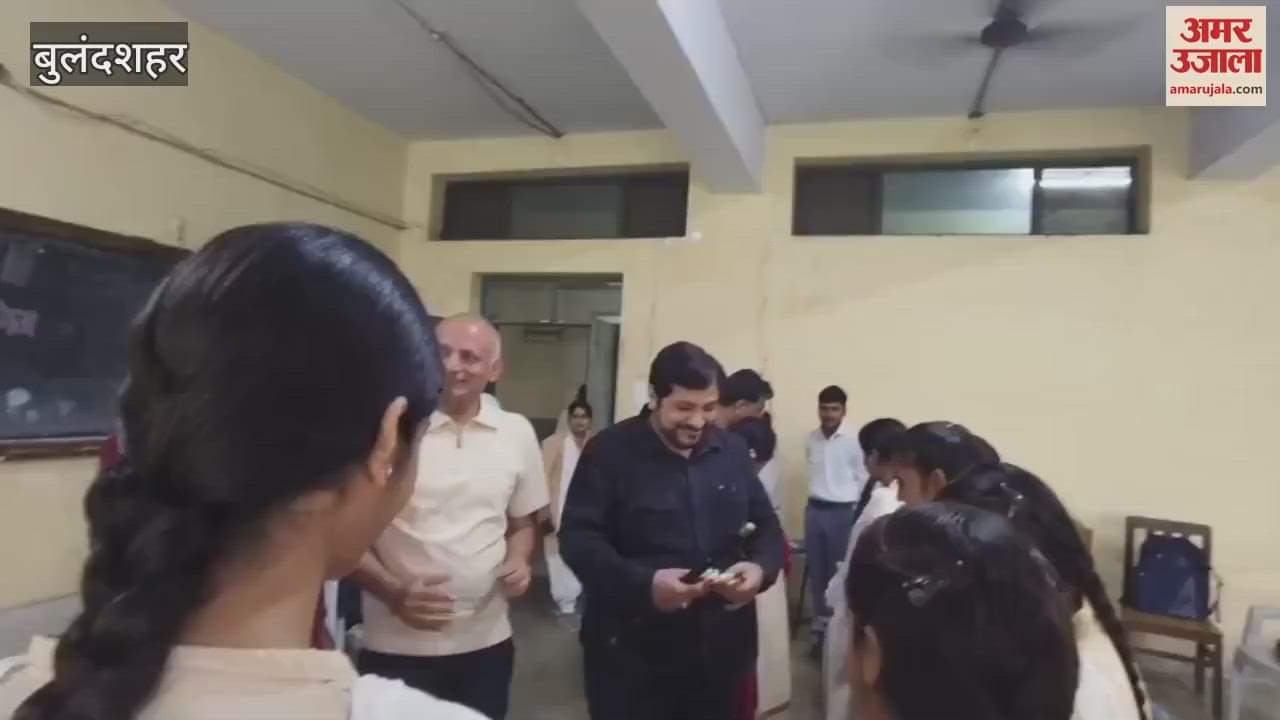 Khushwinder was winner in Kumkum and Rakhi making in essay competition in Anupshahr of Bulandshahr