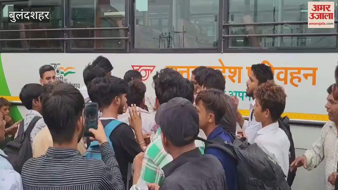 While taking back fare passengers tore clothes of conductor of illegal bus in bulandshahar