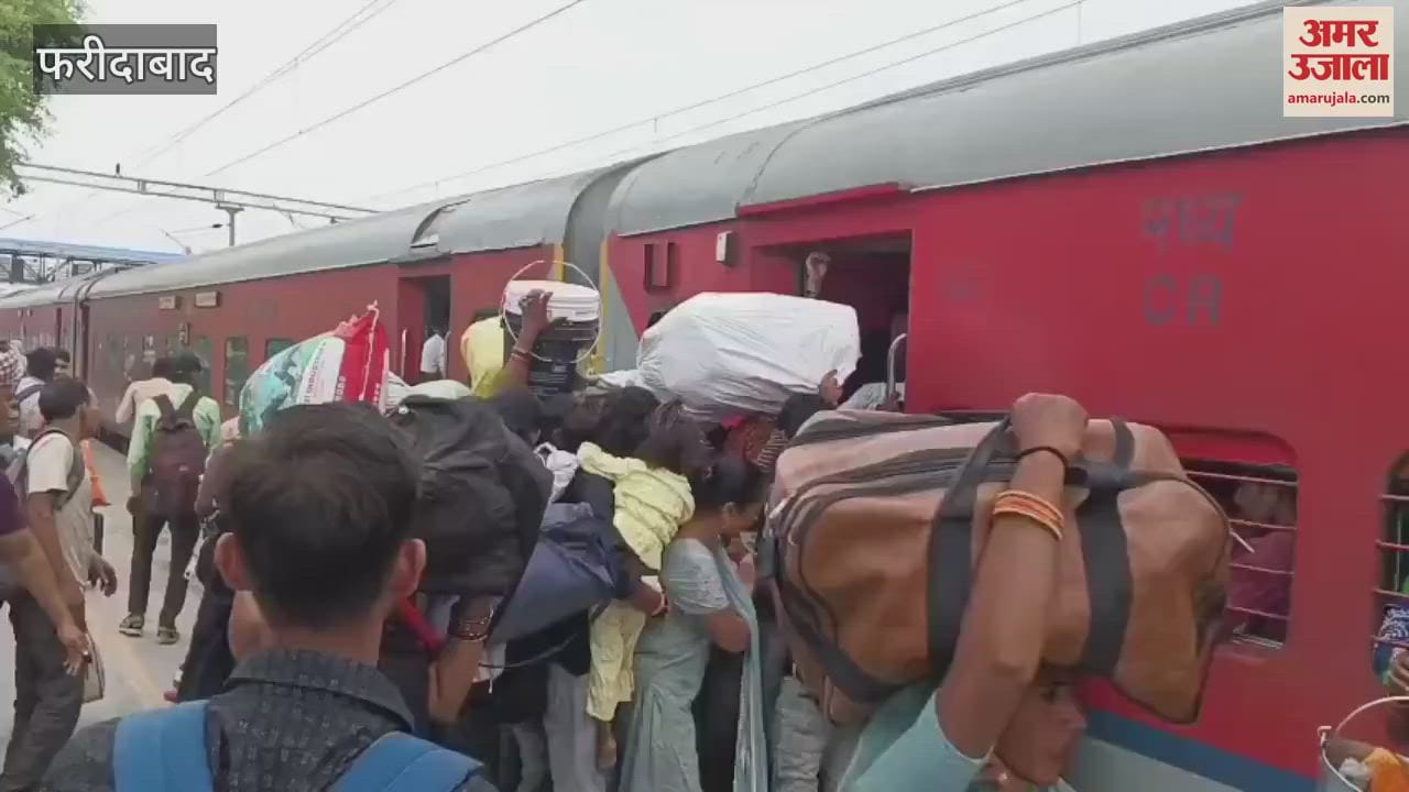 Crowd gathered at Old Faridabad Railway Station due to Rakshabandhan