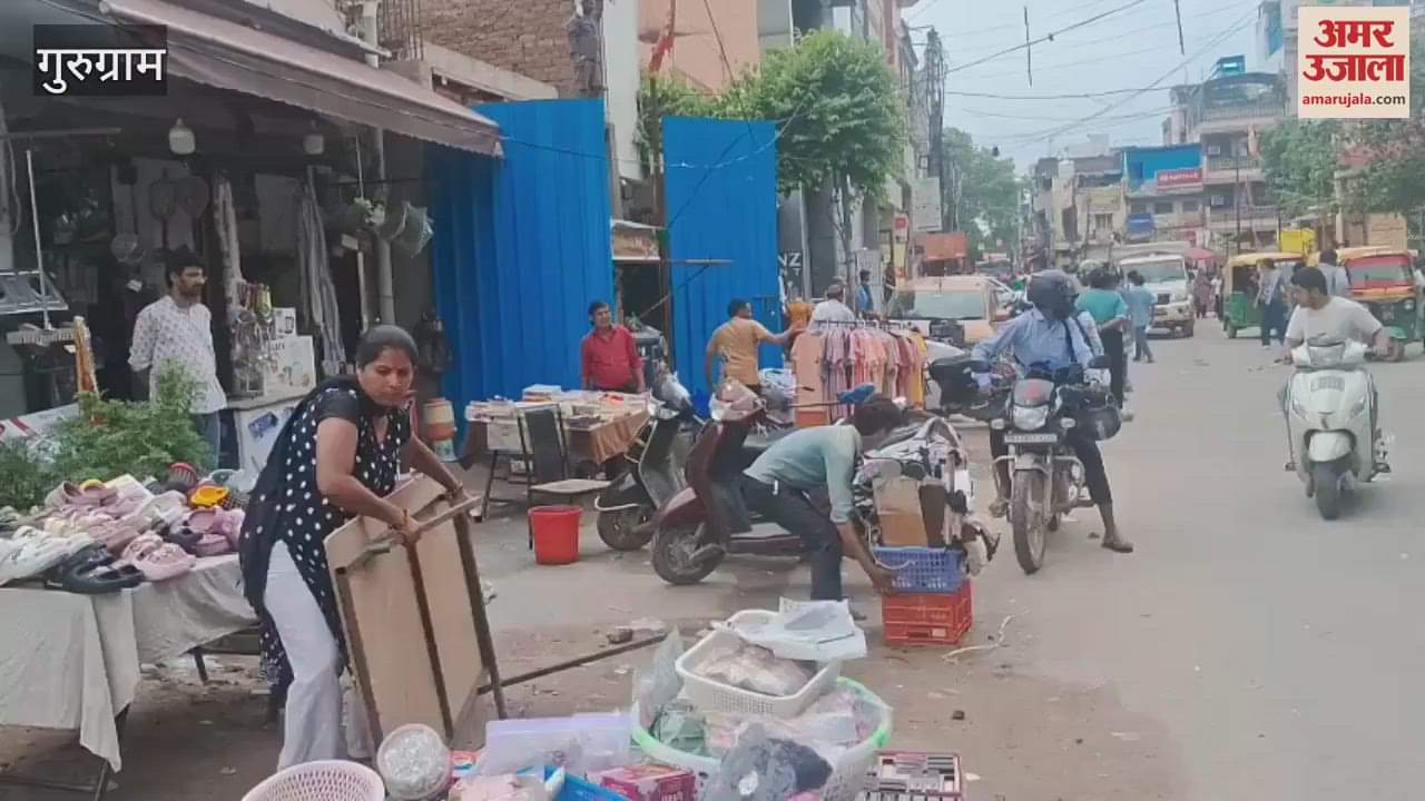 Municipal Corporation team removed roadside shops in Sadar Bazar Gurugram