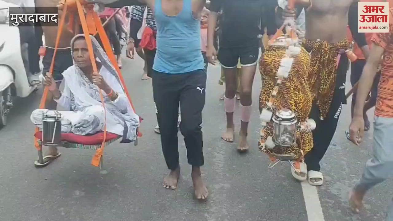 grandson brought Kamla Devi of Rampur from Brijghat on his shoulders, the Kanwariyas helped him