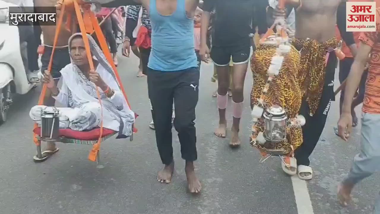 grandson brought Kamla Devi of Rampur from Brijghat on his shoulders, the Kanwariyas helped him