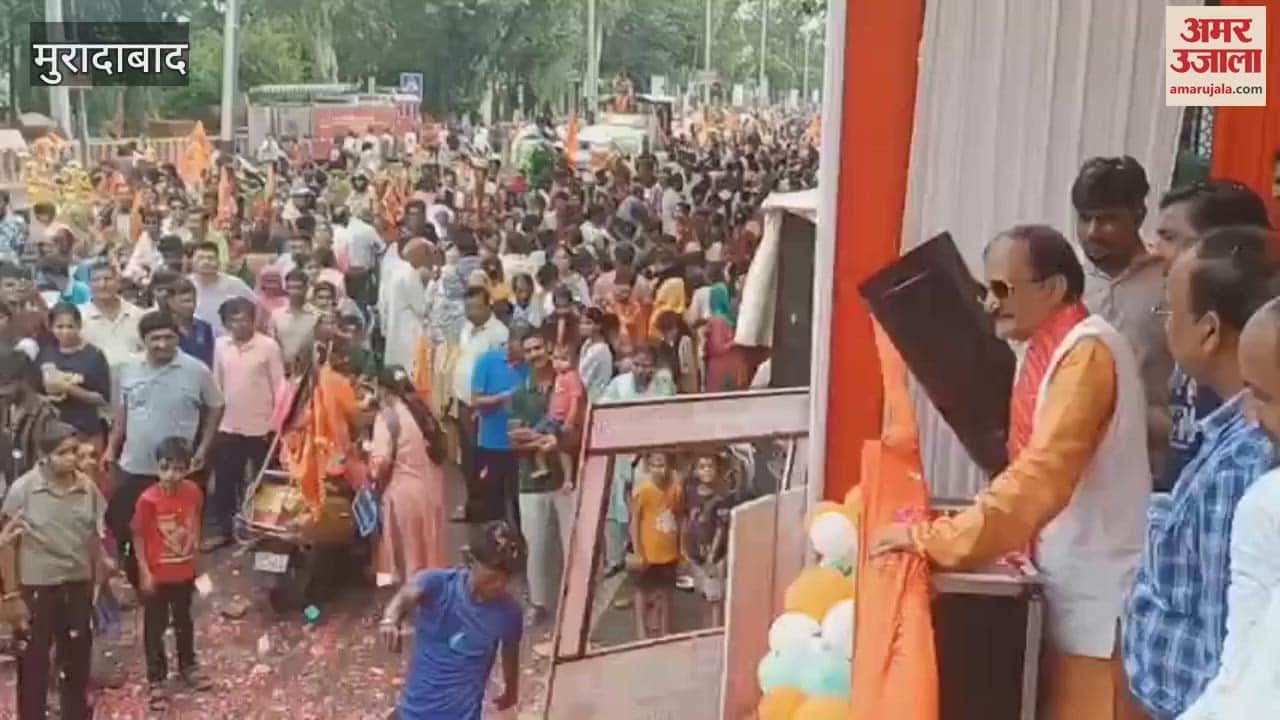 Mayor Vinod Aggarwal showered flowers on the Kanwariyas on Delhi Road