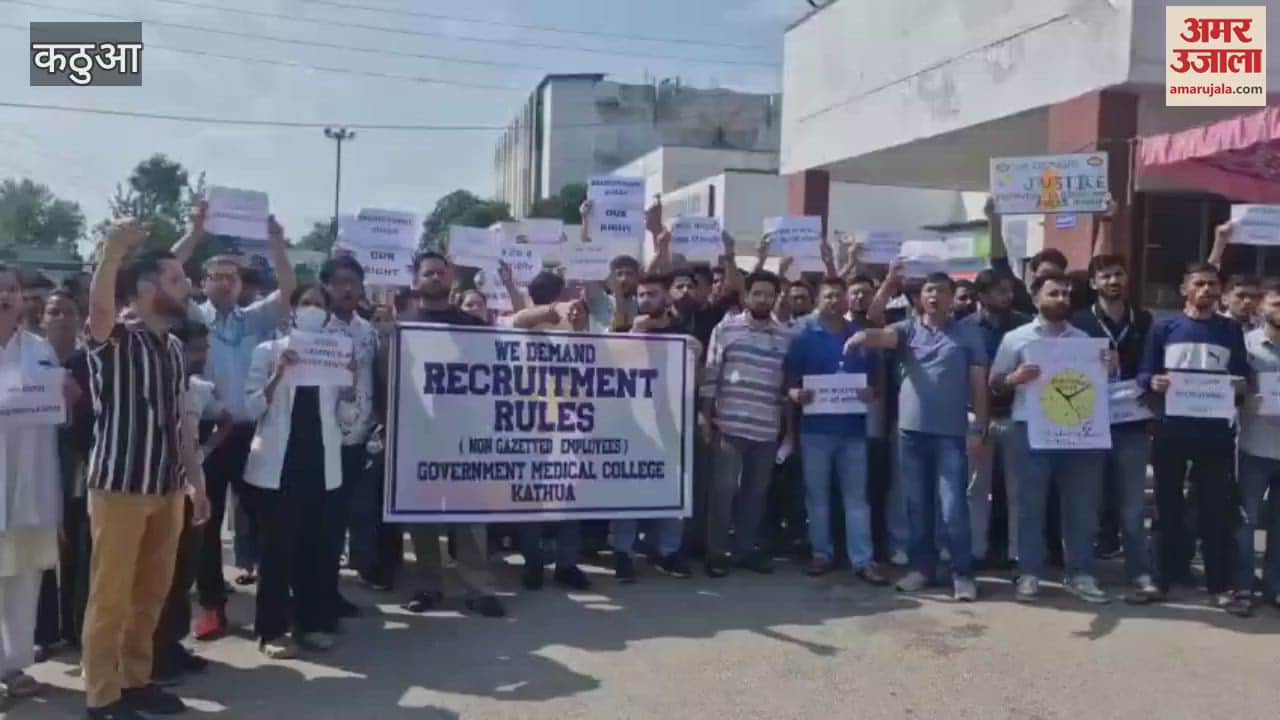 Health workers got angry over the delay in the rules for admission in new medical colleges, protested at GMC Kathua