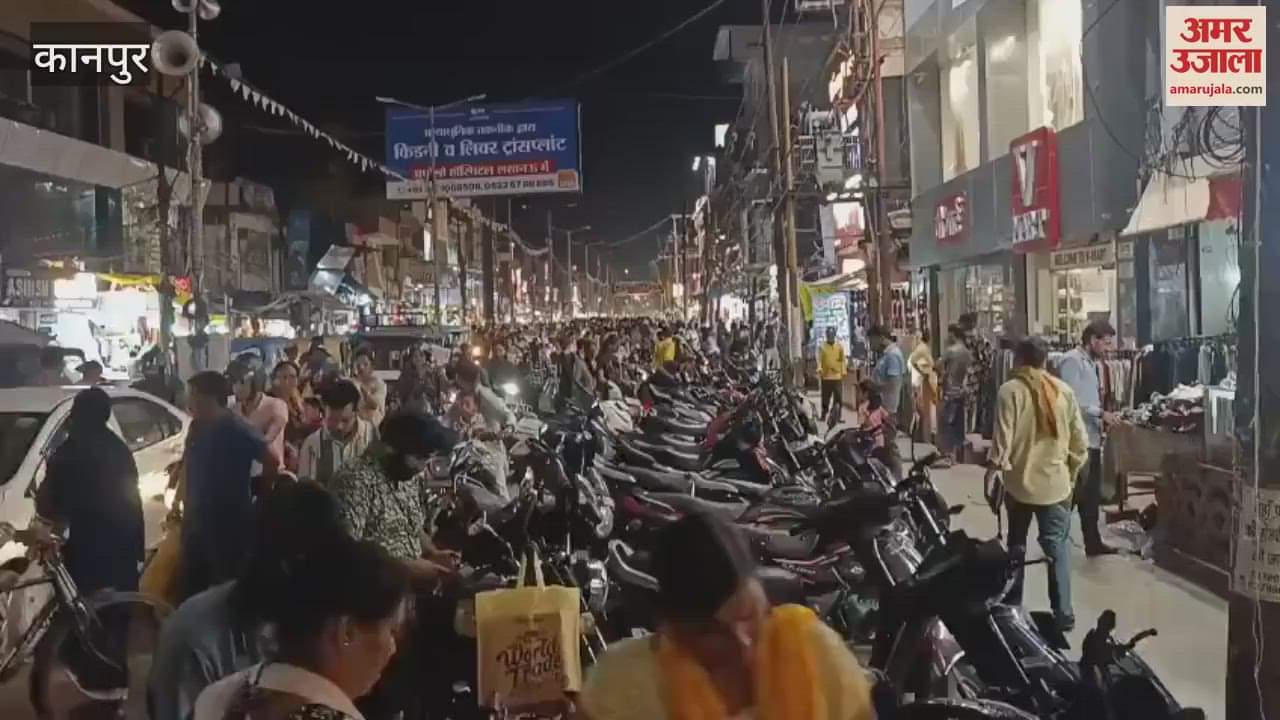 Crowd of buyers gathered in Chakeri Lal Bangla market for Rakshabandhan festival