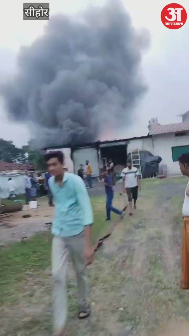 Sehore news:Tent House Gutted in Shahpur Kaudia Due to Electric Fault, ₹5 Lakh Loss, Villagers Saved Area