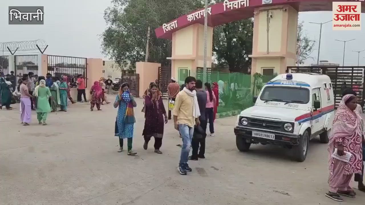 Sisters tied Rakhi on the wrists of their brothers in the district jail in Bhiwani