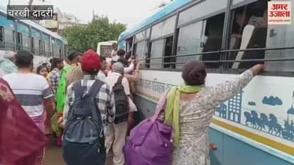 Buses fell short due to the rush of passengers in Charkhi-Dadri, women travelled standing on the footboard