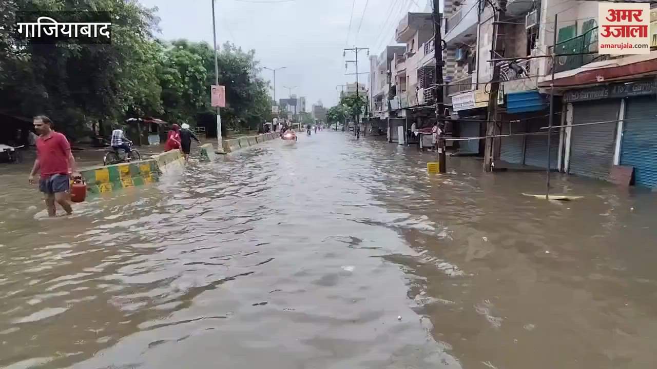 Waterlogging in houses due to breaking of drain wall in Patel Nagar