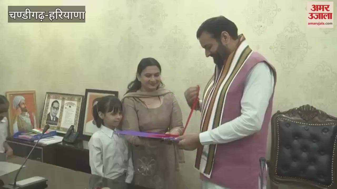School girls tied Rakhi to CM Nayab Saini