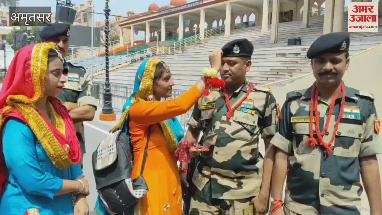 Women tied Rakhi to BSF jawans at Attari Wagah border