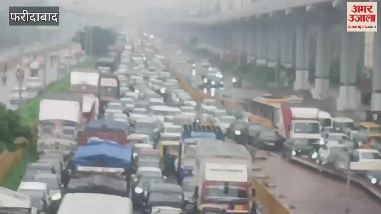 Due to rain in Faridabad, there was a long traffic jam on the road