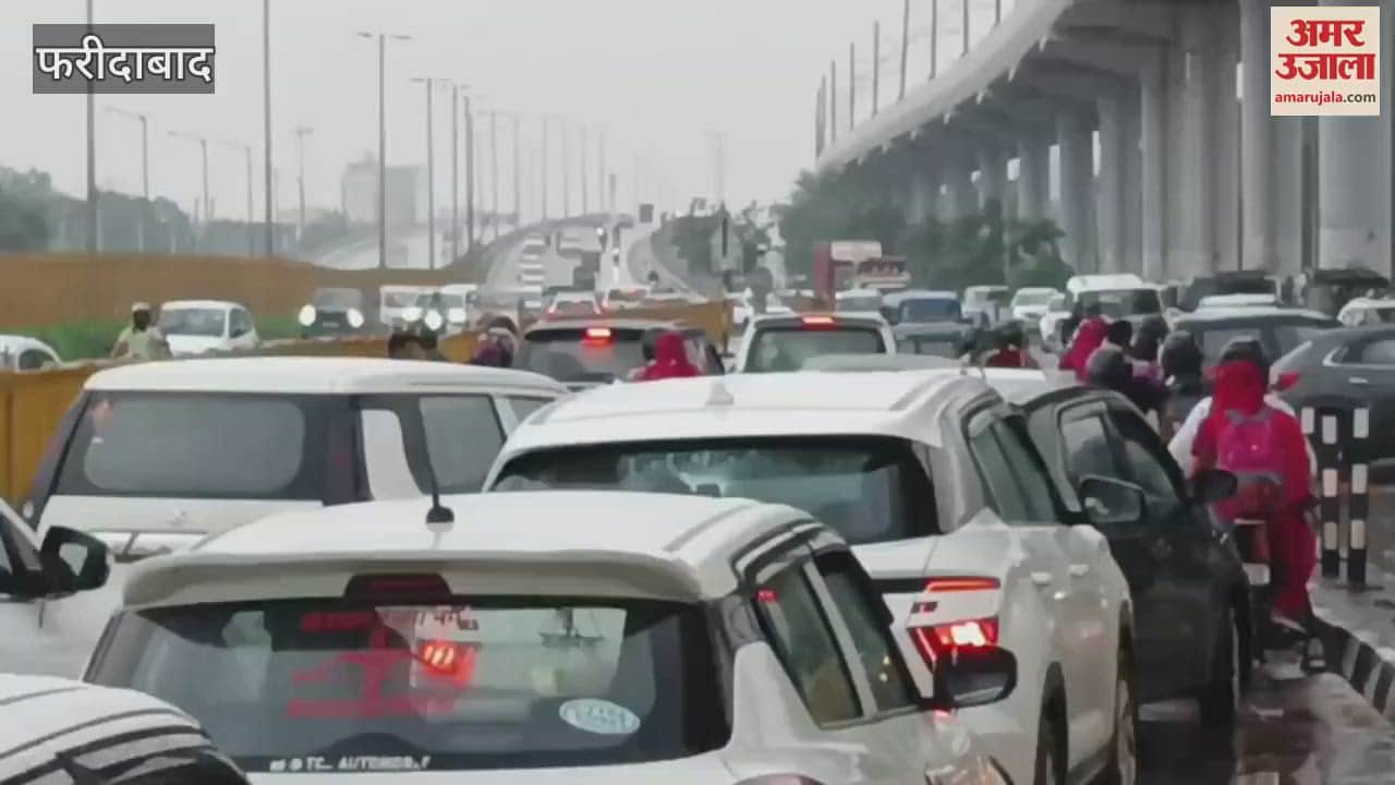 Roads flooded with water due to rain in Faridabad