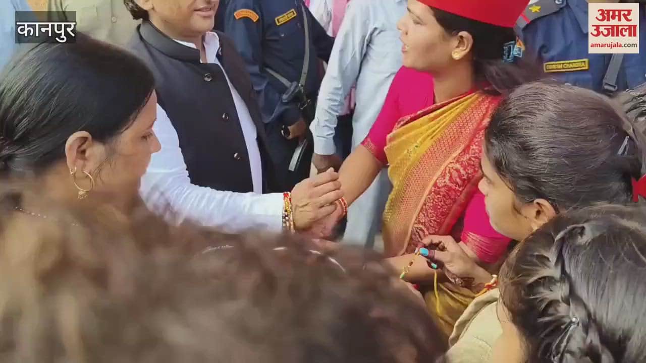 While going from Etawah to Lucknow, Akhilesh Yadav stopped at the toll plaza of Bilhaur